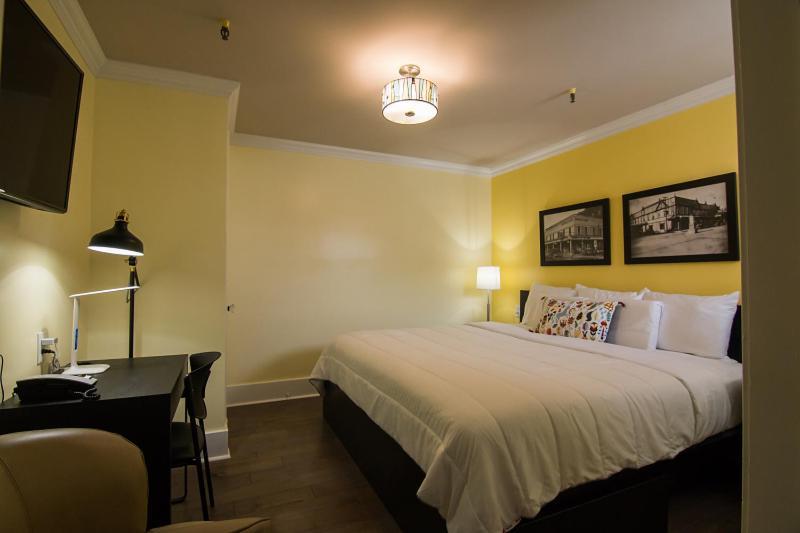 Batesville The Sherman Inn מראה חיצוני תמונה